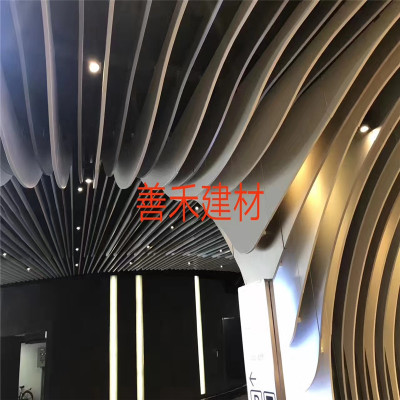 弧形鋁方通造型吊頂 防風鋁天花格柵鋁通廠家 方通集成吊頂配燈飾