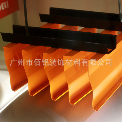 廠家直銷(xiāo)2019新款 簡(jiǎn)約集成吊頂 600*600滾涂UV 鋁扣板鋁天花定制